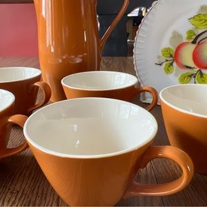 Retro Butterscotch coffee pot with 6 cups w/ whimsical 8 in plate included